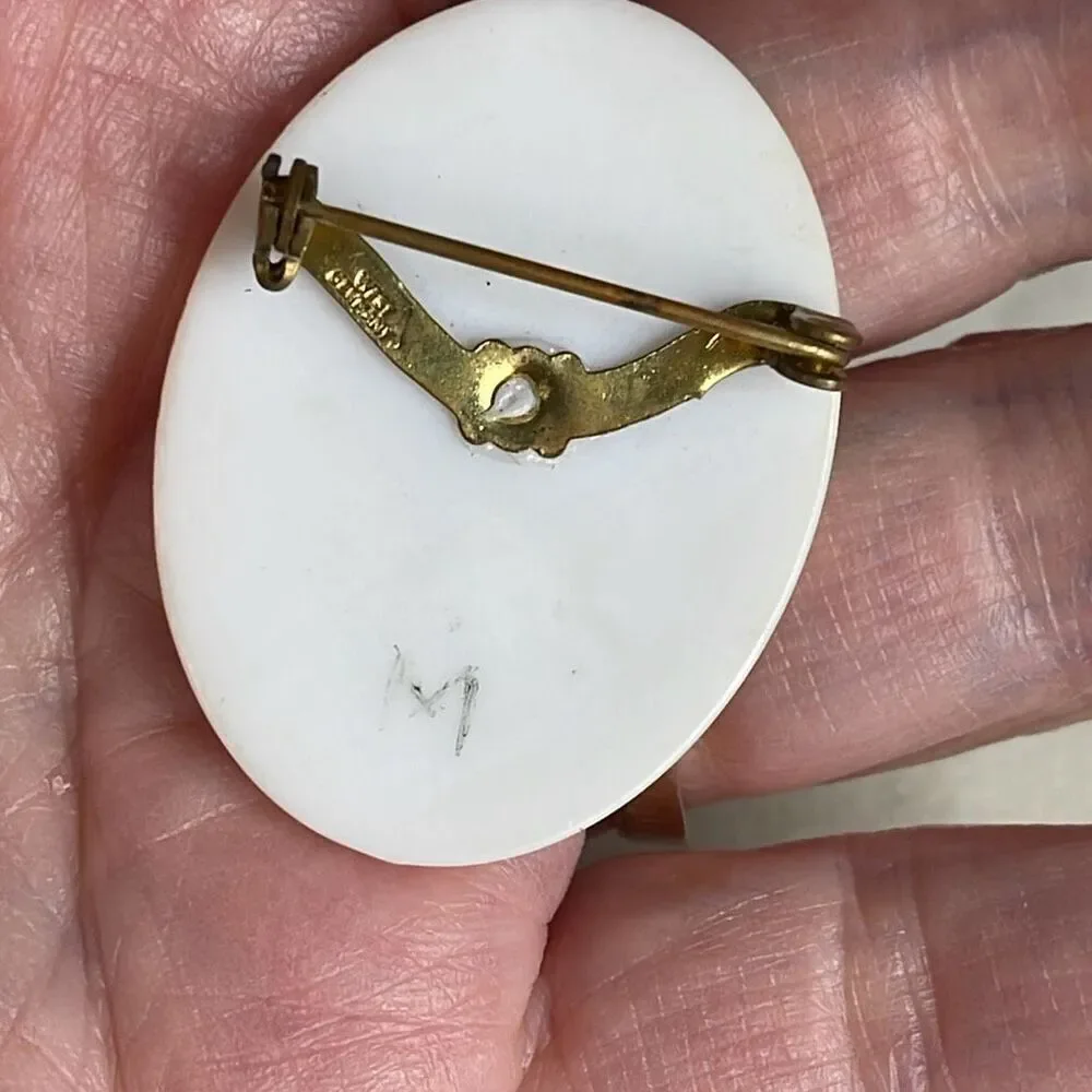 Vintage saluting kitty in uniform pin.